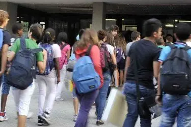 Ragazzi all'ingresso di una scuola