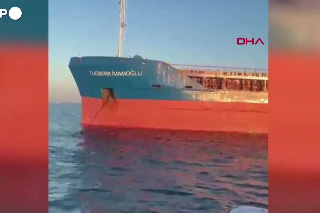 Affonda mercantile con 10 membri dell'equipaggio al largo di Istanbul