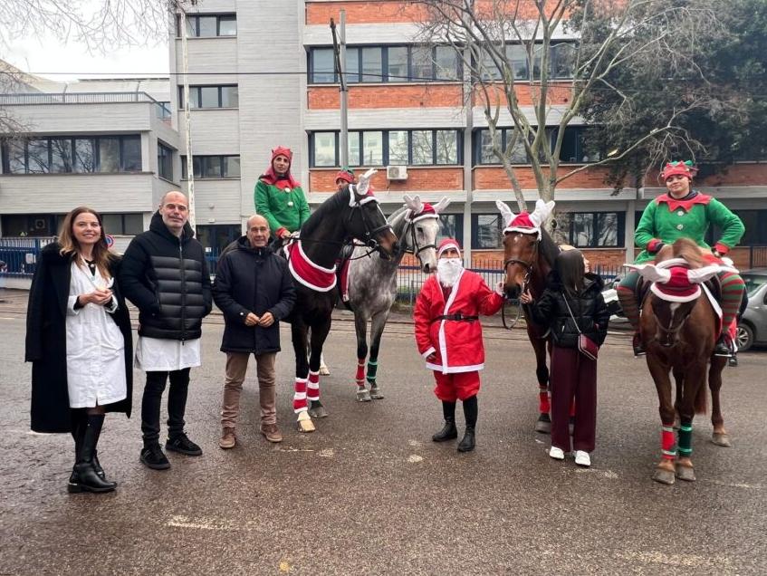 All'ospedale di Sassari un Babbo Natale a cavallo nel ricordo di Annalisa