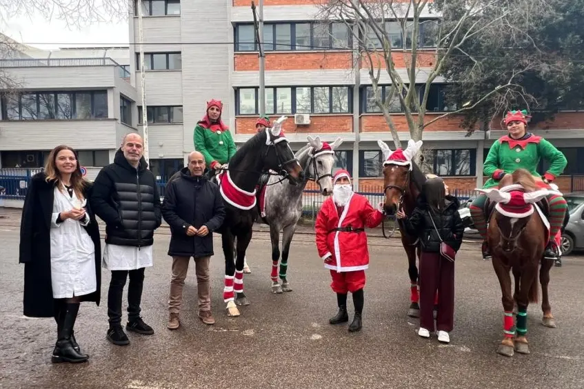Babbo Natale e gli elfi a cavallo (foto ufficio stampa)