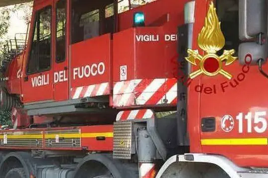Un mezzo dei pompieri (foto Vigili del fuoco)