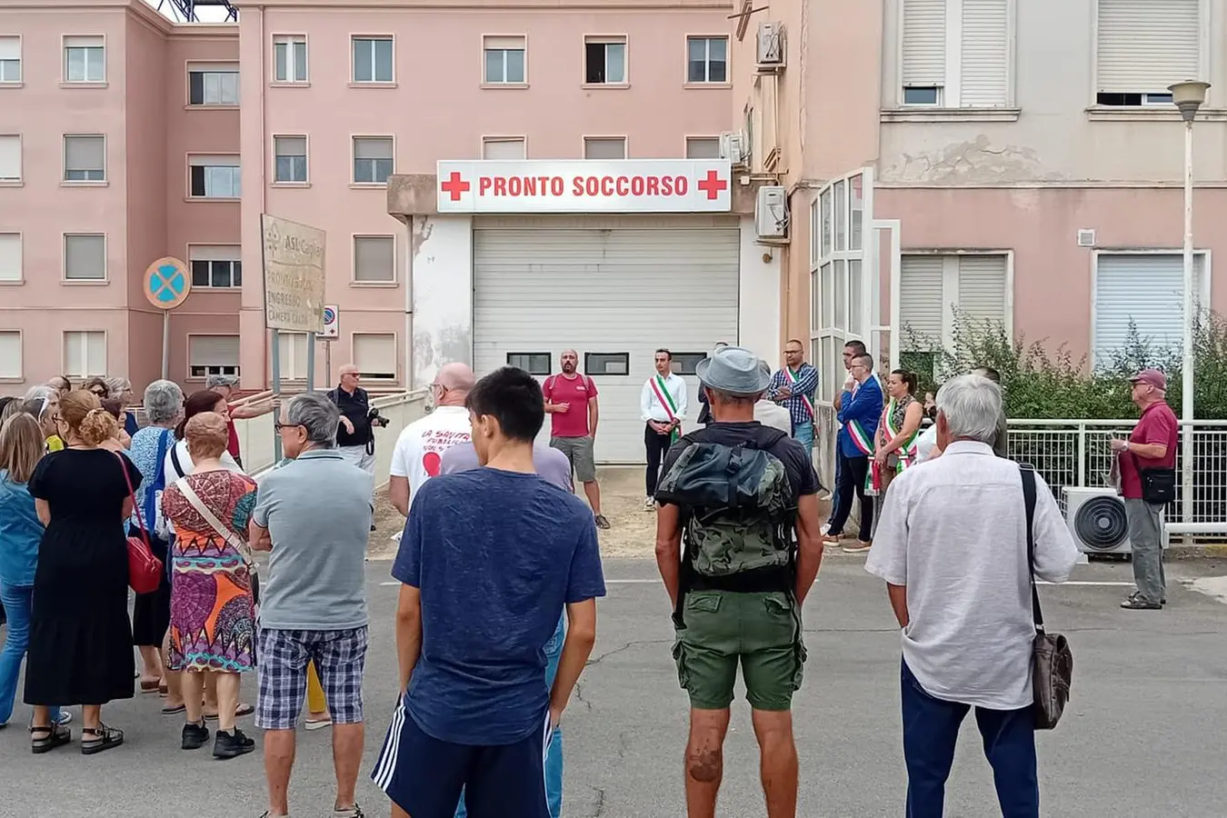 Demonstration in front of the emergency room in Isili