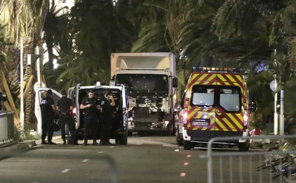 Un tir sale sulla Promenade des Anglais, falciando la folla e sparando