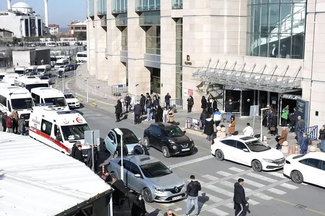 Attacco al tribunale di Istanbul (foto Ansa)