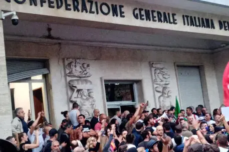 Un gruppo di manifestanti è entrato nella sede della Cgil a Roma, 09 ottobre. "Occupata la Cgil" dicono. Altri al grido "No green pass" si stanno muovendo per per le vie del centro. Lanci di petardi e bombe carta lungo il tragitto. In molti gridano "libertÃ  libertÃ " ANSA/CECILIA FERRARA