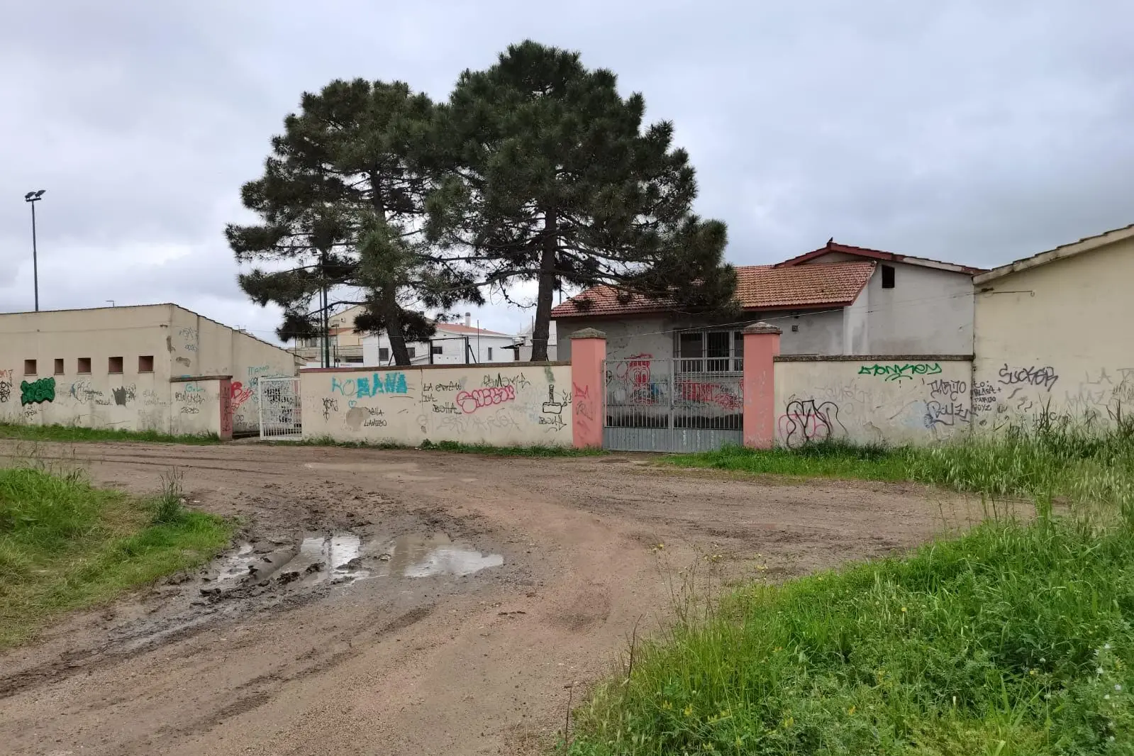 L'ex mattatoio di Santa Giusta, tra la zona artigianale e Cuccuru e Portu (Foto Sara Pinna)