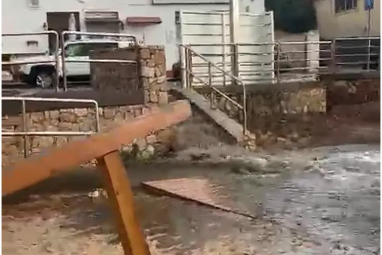 I liquami allo Scoglio lungo - Porto Torres (foto Pala)