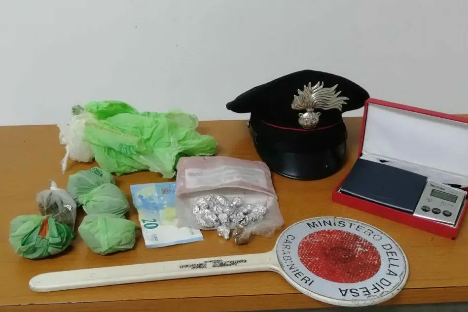 La droga posta sotto sequestro (foto carabinieri di Quartu)