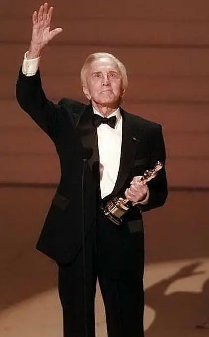 L'Oscar alla carriera, nel 1996 (foto da Pinterest)
