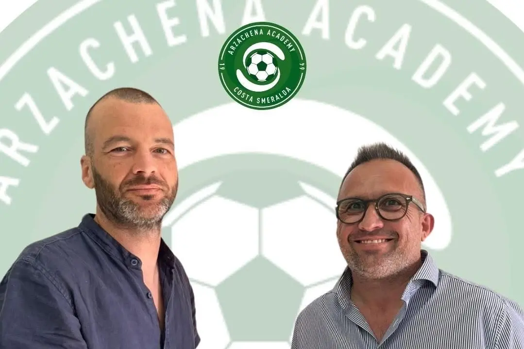 Alberto "Bebo" Piras col nuovo presidente dell'Arzachena, Pasquale Cossu (foto Arzachena Academy)