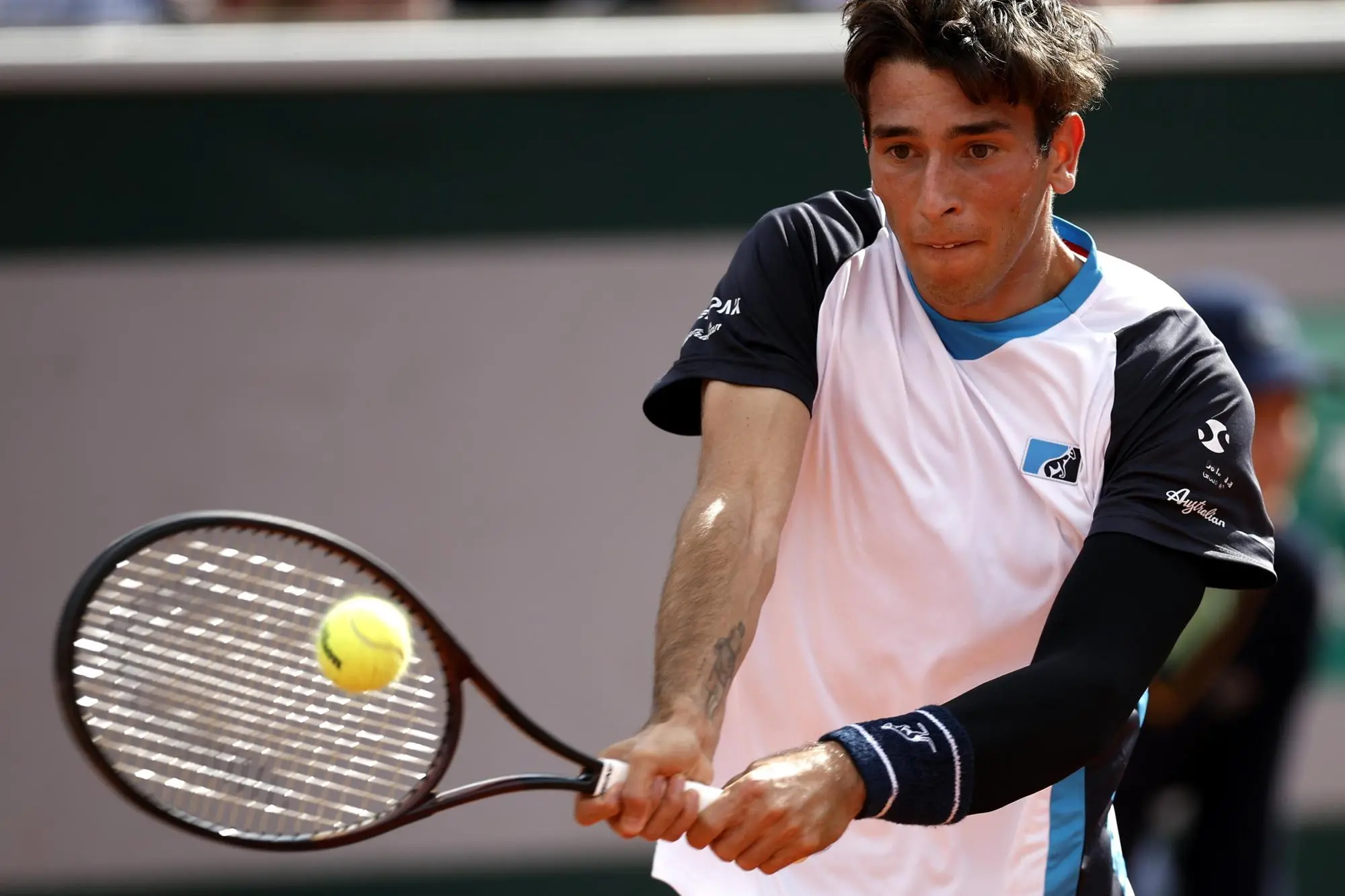 epa12141175 Matteo Gigante of Italy in action during his Men's 2nd round match against Stefanos Tsitsipas of Greece at the French Open Grand Slam tennis tournament at Roland Garros in Paris, France, 28 May 2025. EPA/YOAN VALAT