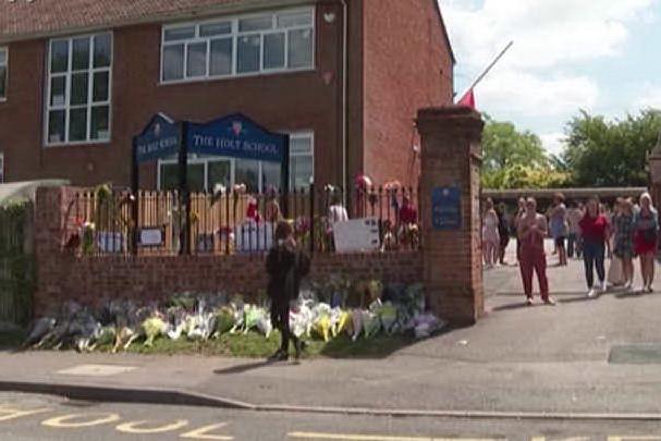 Gran Bretagna, fiori davanti a una scuola per le vittime di Reading
