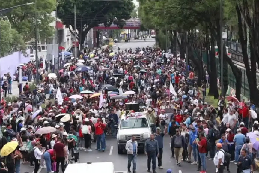 Messico, la protesta degli insegnanti in marcia verso lo stadio