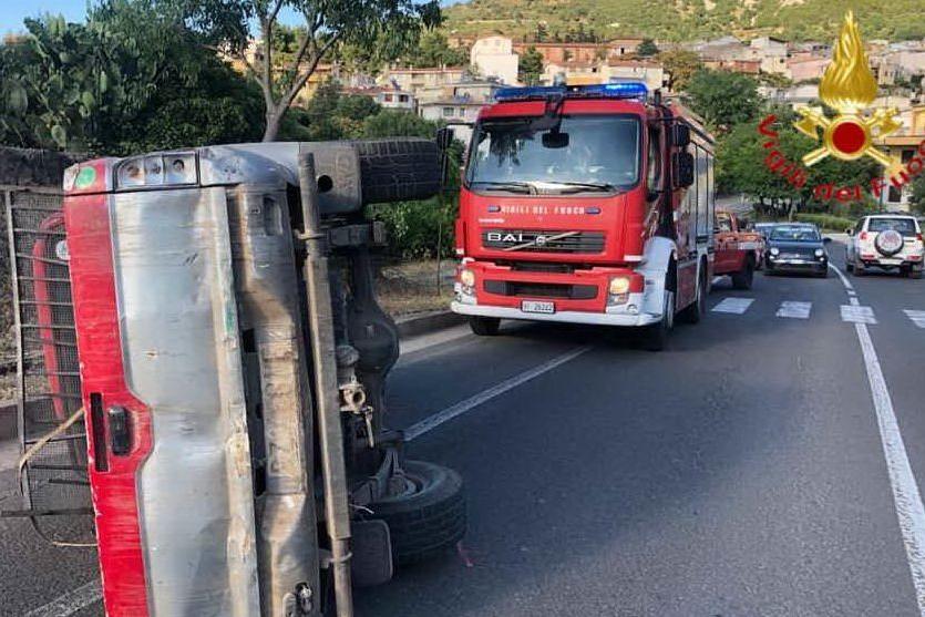 Auto contro pick-up nella circonvallazione di Dorgali, tre feriti