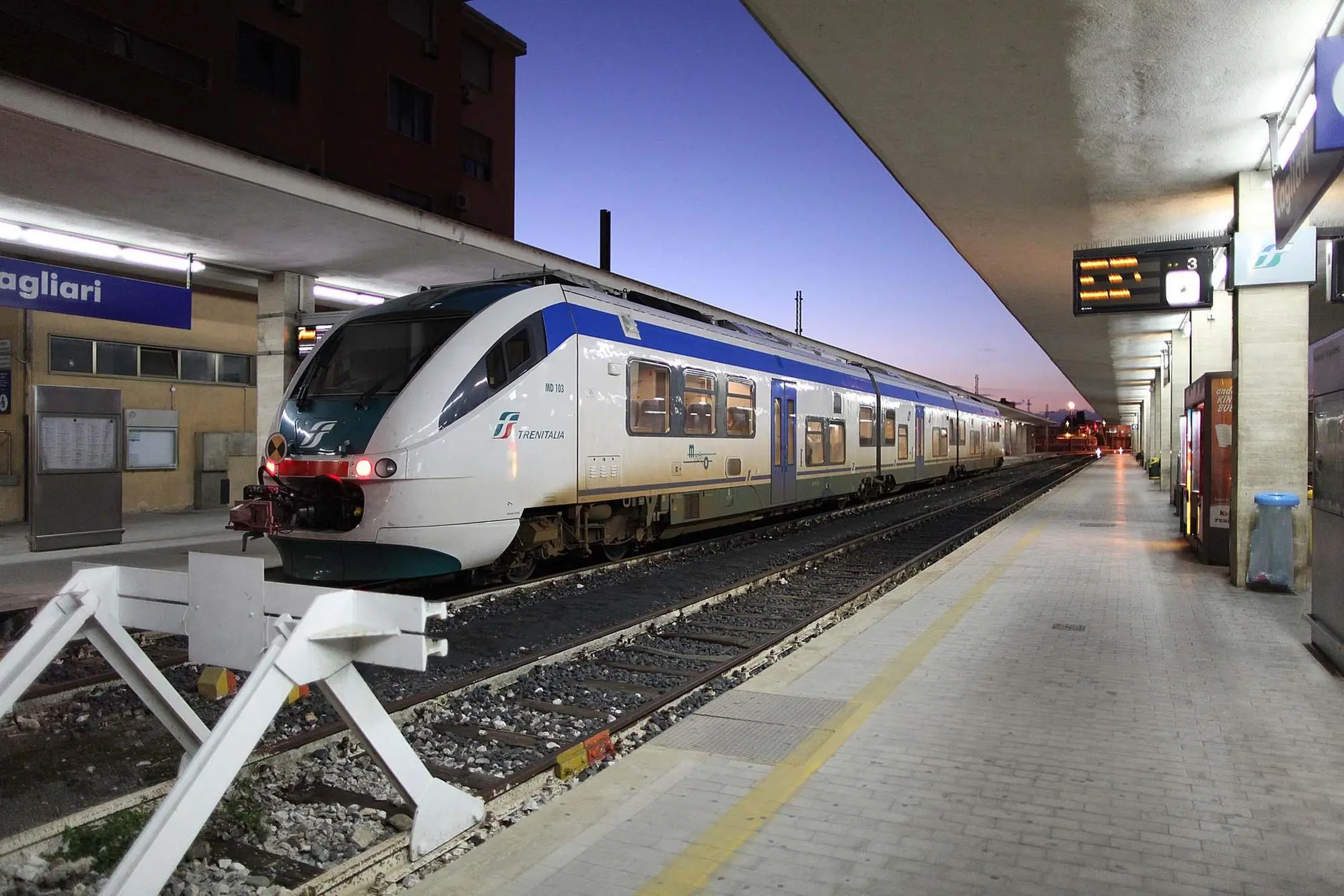 Un treno fermo in stazione a Cagliari