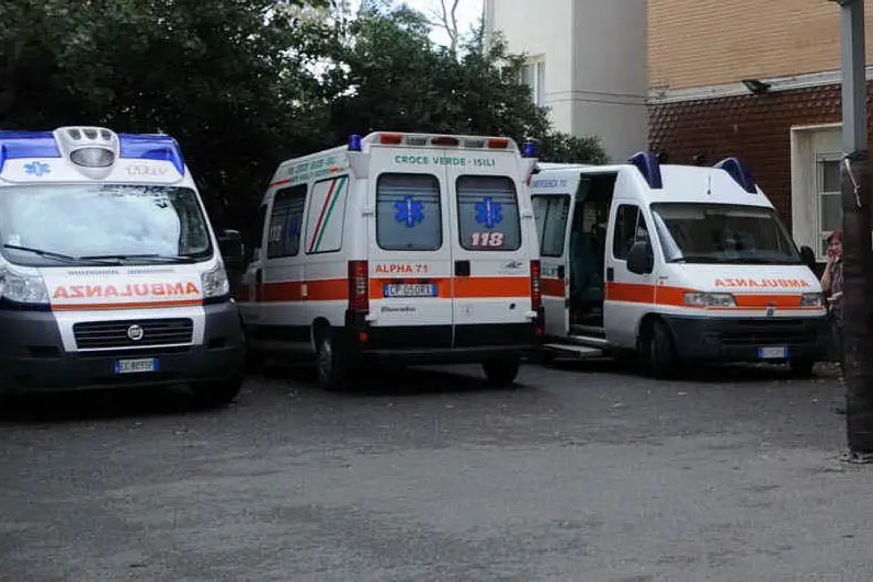 Mezzi di soccorso davanti all'ospedale San Martino di Oristano