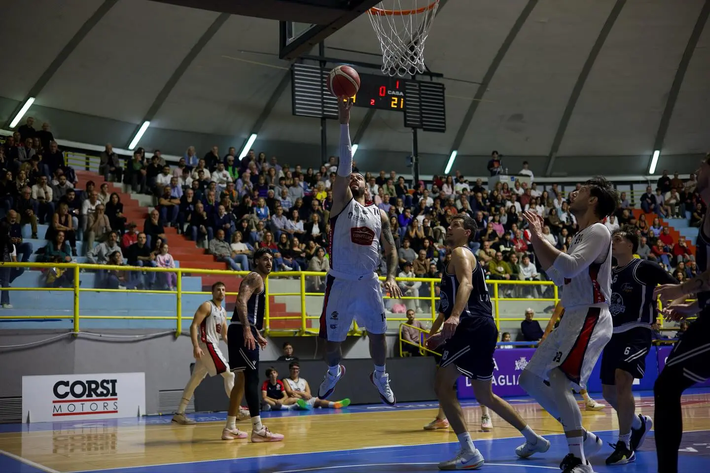 L'ala dell'Esperia Riccardo Picciau a canestro (foto Esperia)