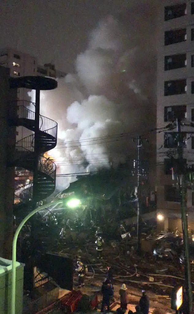 L'edificio è crollato per poi essere invaso dalle fiamme