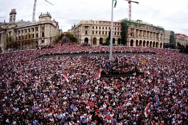 La folla a Budapest (Ansa)