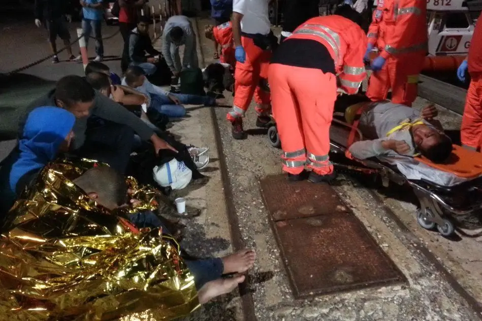 I soccorsi dei migranti a Sant'Antioco (foto Milena Mundula)