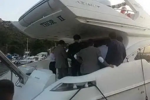 Gli inquirenti a bordo dello yacht che ha travolto la bimba (Archivio L'Unione Sarda)