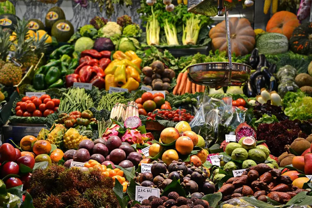 Un banco di frutta e verdura al mercato (Archivio L'Unione Sarda)