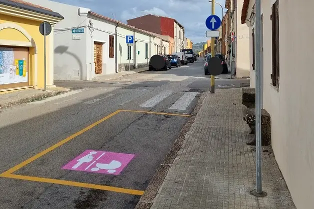 Uno dei parcheggi rosa installati a Usini (foto concessa)