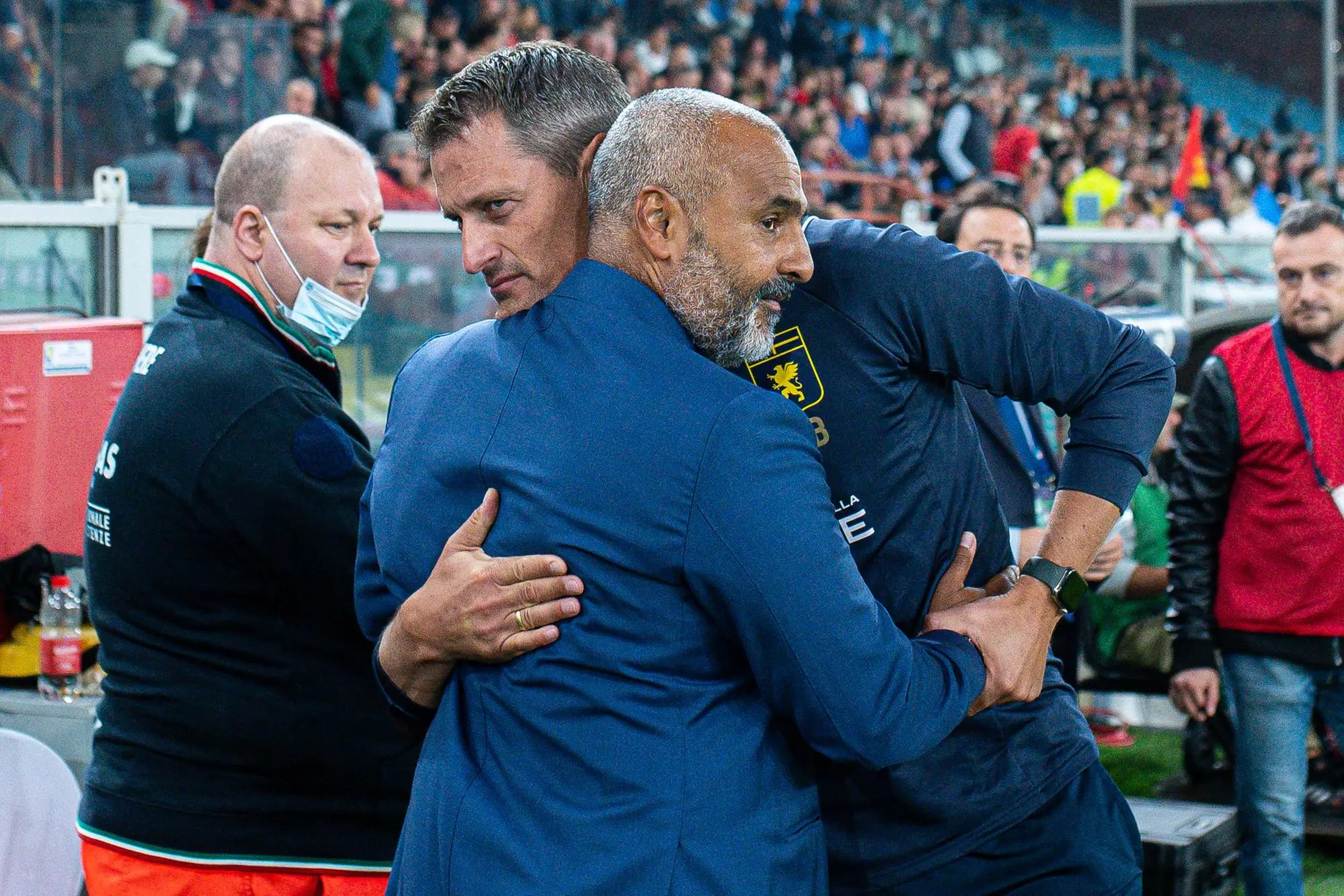 L'abbraccio tra Fabio Liverani e Alexander Blessin, allenatore del Genoa (Ansa - Stringer)