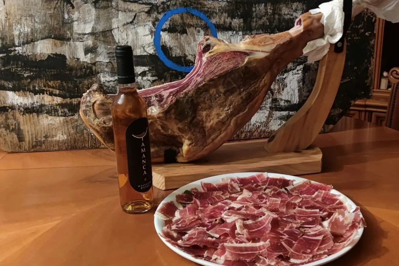 Malvasia di La Palma e prosciutto spagnolo (L'Unione Sarda - Ripa)