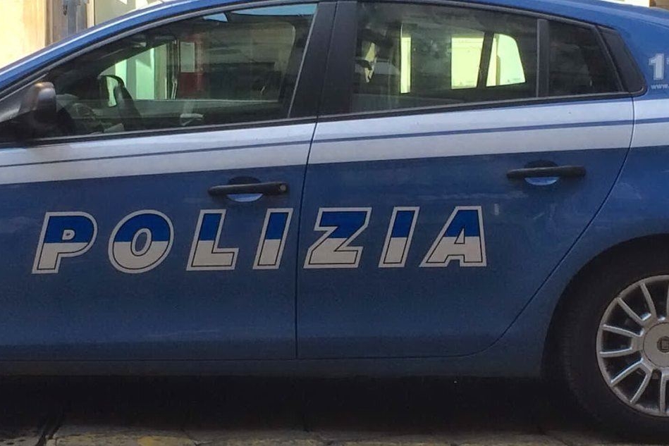 Ravenna, auto della polizia finisce contro un albero: morti i due agenti
