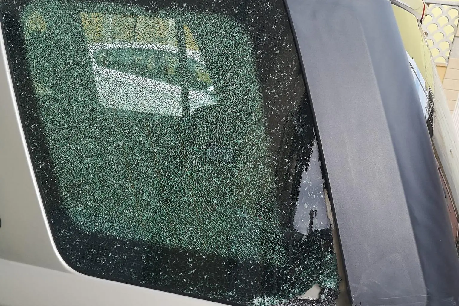 L'auto danneggiata (foto Matteo Cabras)