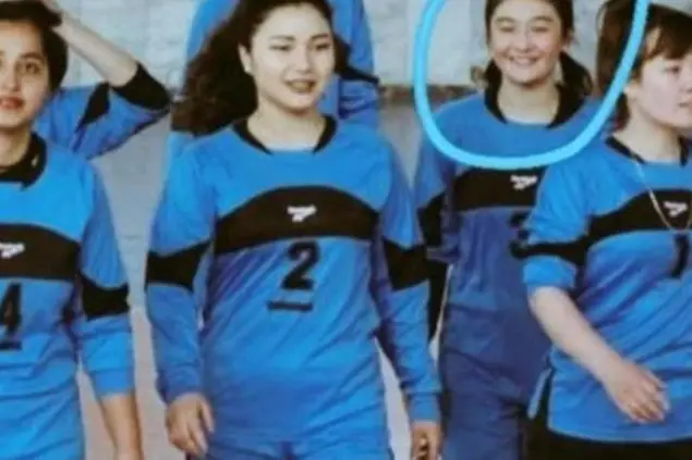 Un'immagine della giovane con alcune compagne di squadra (foto via Ansa)