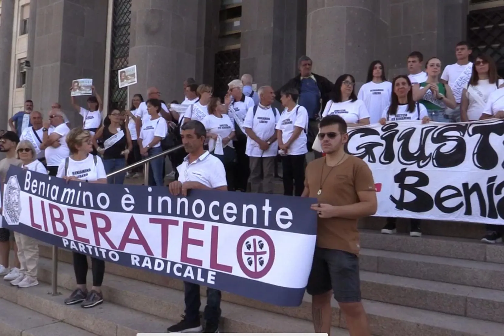 Il sit-in per Beniamino Zuncheddu davanti al Tribunale di Cagliari (Foto: Pinna)