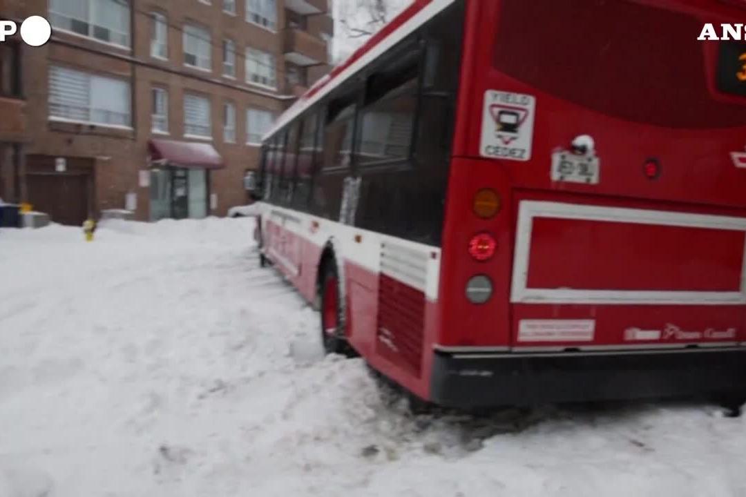 Canada, una tempesta di neve a Toronto fa chiudere scuole e centri per vaccini