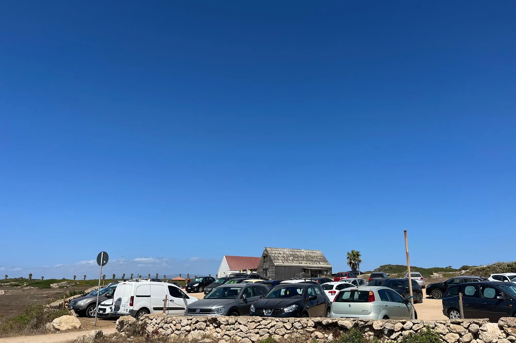 I parcheggi nel Sinis (Foto Sara Pinna)