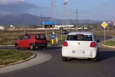 La prima rotatoria lungo la Provinciale 15 per chi arriva dalla Statale 554