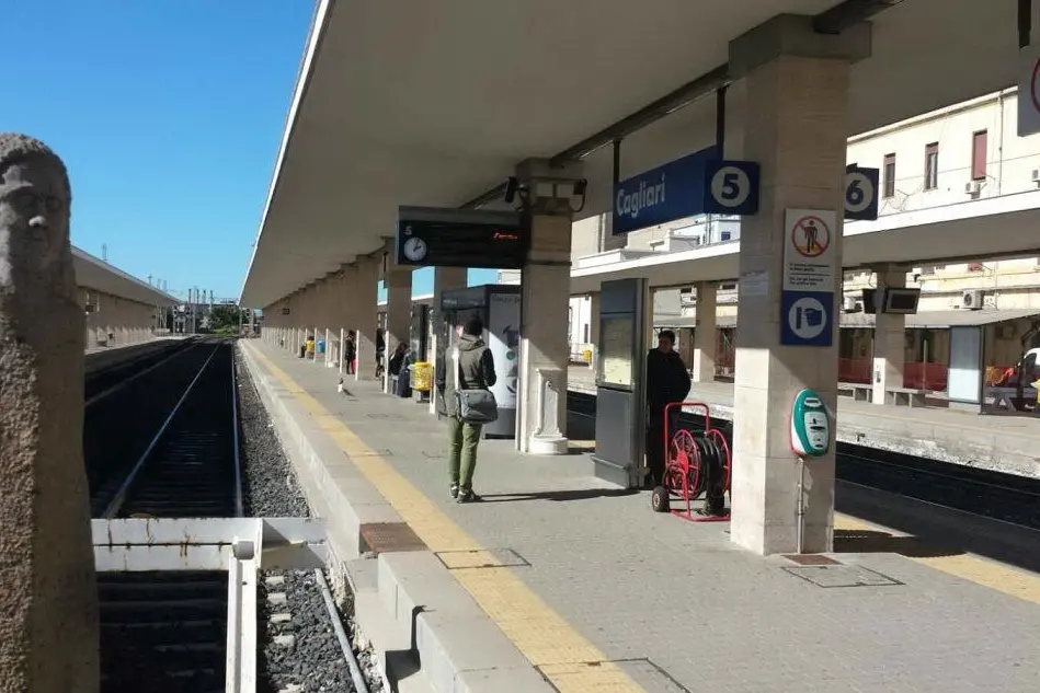Tabelloni spenti alla stazione di Cagliari