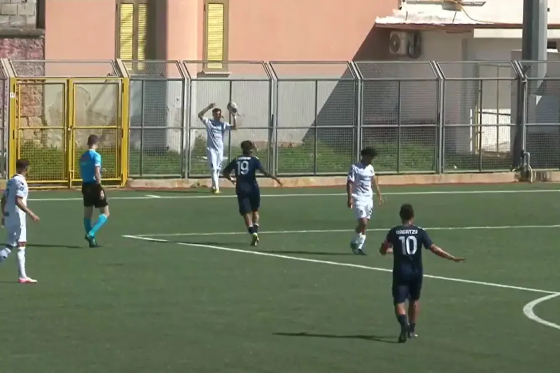 Rimessa laterale Palmese nel match contro l'Olbia (foto Ilenia Giagnoni)