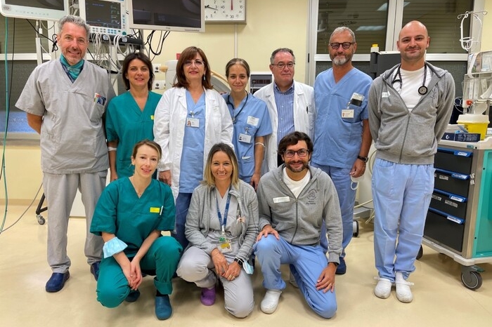Il team di medici e infermieri che ha salvato la piccola a Reggio Emilia (foto via Ansa)