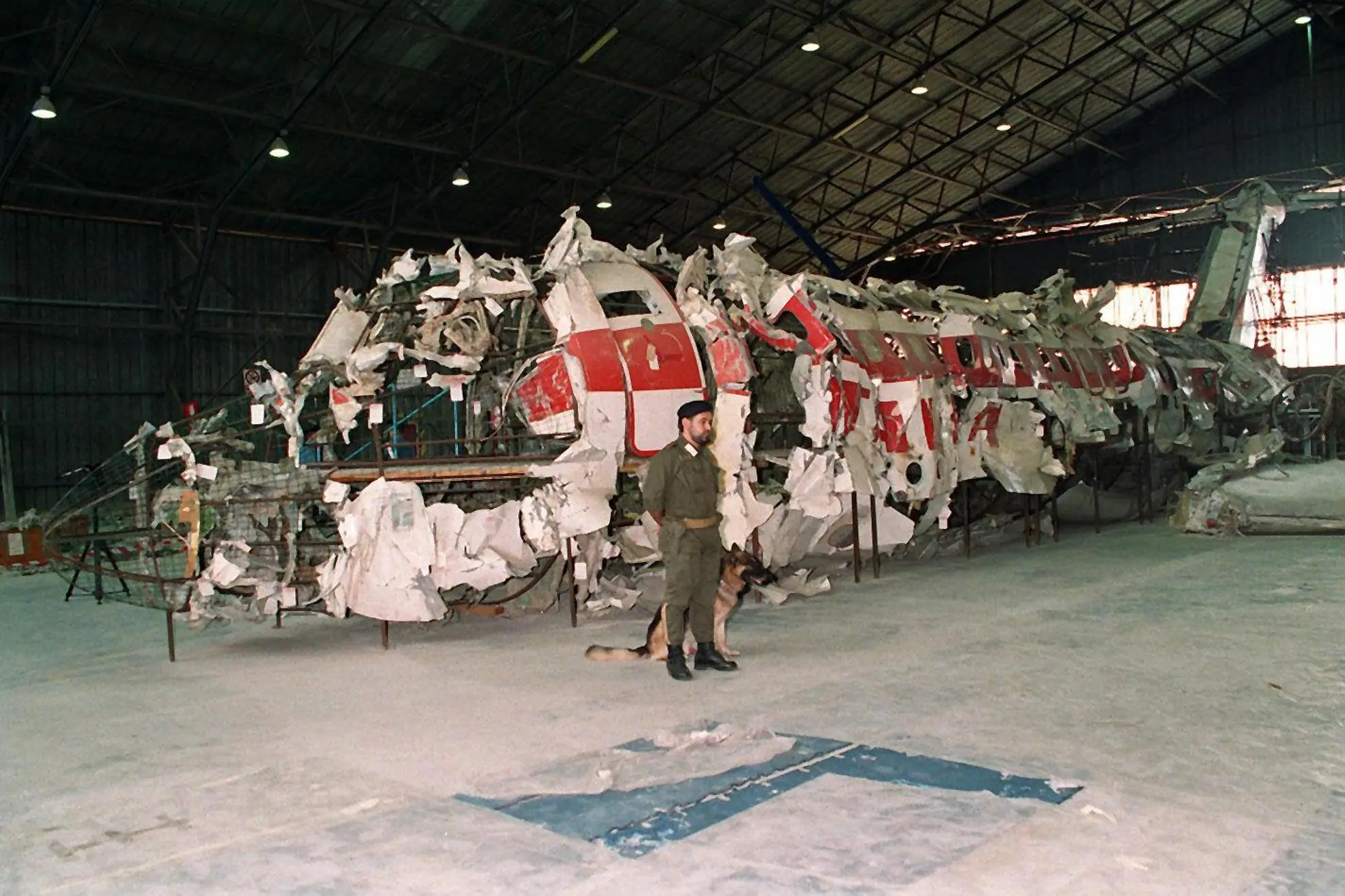 Il relitto dell'aereo di linea DC9 della compagnia aerea italiana Itavia (precipitato vicino all'isola di Ustica, il 27 giugno 1980, facendo 81 vittime) ricostruito nell'hangar di Pratica Di Mare, Roma, 15 dicembre 2003. ANSA