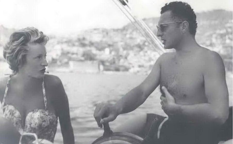 Nel 1953 sposa Gianni Agnelli