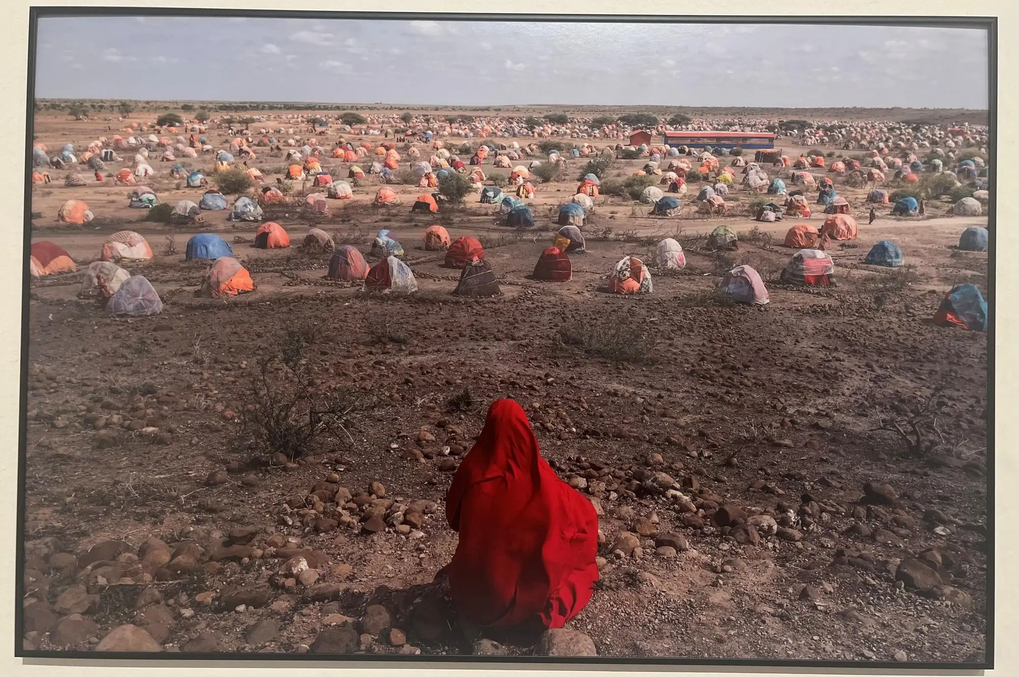 Riproduzione della foto che ritrae un campo profughi in Etiopia (foto V. Pinna)