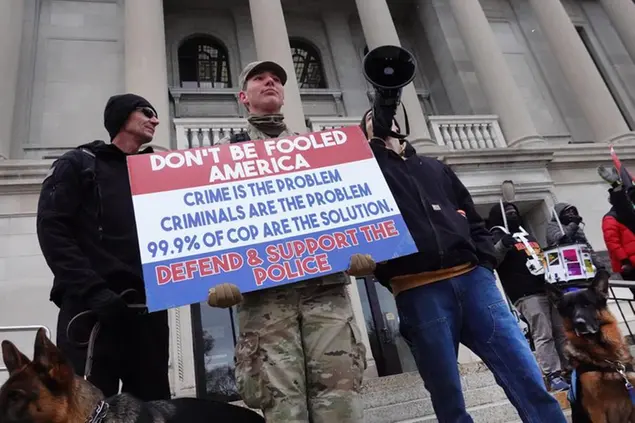 Una manifestazione davanti al tribunale di Kenosha durante il processo (Scott Olson/Getty Images/AFP via Ansa)
