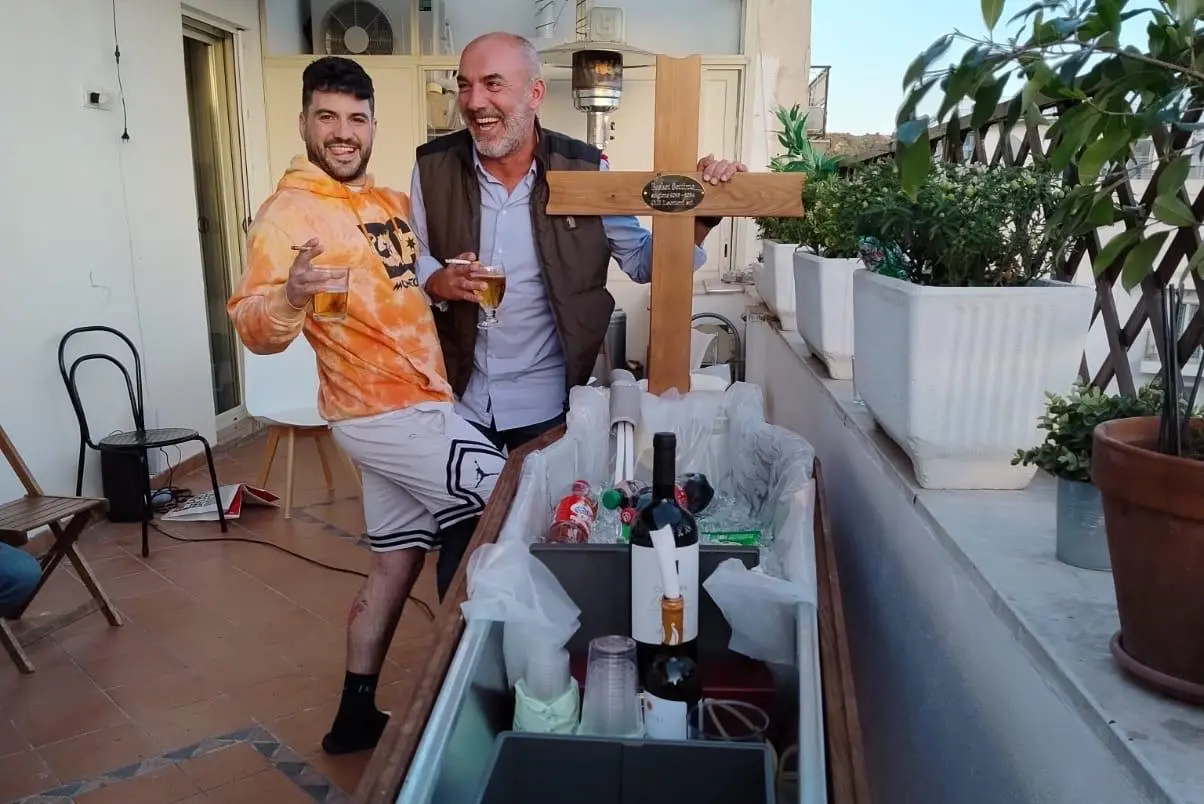 Alessio Leonori e Adriano Mascia, la bara piena di birre e vino (L'Unione Sarda)