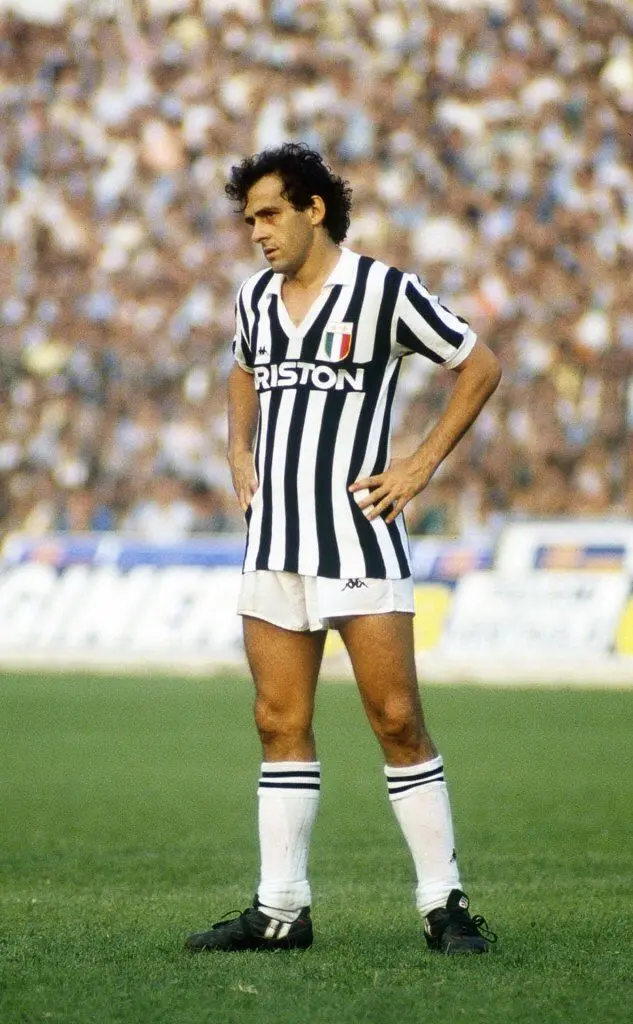 Le squadre scendono in campo e Platini segna il gol che dà la vittoria alla Juve (foto Wikipedia)
