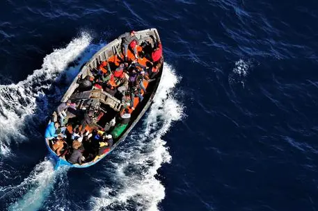 Un barcone con migranti fotografato da un elicottero della Guardia di Finanza a circa 7 miglia da Lampedusa il 19 febbraio 2021. ANSA/CARMELO SUCAMELI