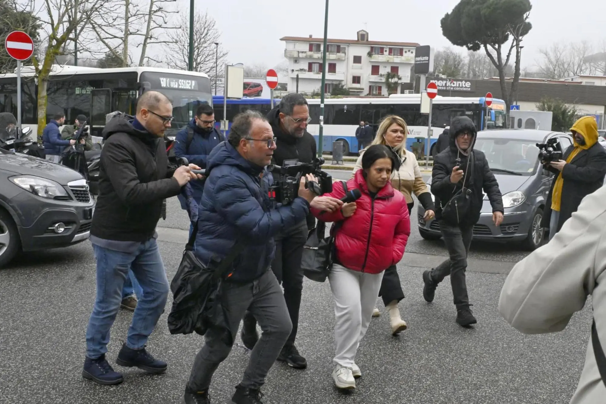 La madre del bimbo ricoverato in gravi condizioni dopo il trapianto di un cuore danneggiato (foto Ansa)