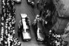 The funerals of Nencioni family, a party of four people killed in the mafia blast, Florence, Italy, 29 may 1993. La prima è una foto scattata poco dopo l'esplosione con gli edifici in fiamme, l'ultima l'omaggio del Presidente della Repubblica Giorgio Napolitano alle vittime della strage di via dei Georgofili del 27 maggio 1993. E' il racconto per immagini e notizie di uno degli attentati più feroci della stagione stragista della mafia, la mostra dell' Agenzia ANSA &quot;La notte dei Georgofili&quot; realizzata in occasione del ventesimo anniversario della strage e che il Comune di Firenze ha deciso di allestire in Palazzo Vecchio, nel Cortile di Michelozzo, dal 26 maggio prossimo, inserendola tra le più importanti iniziative delle celebrazioni.ANSA/OLDPIX