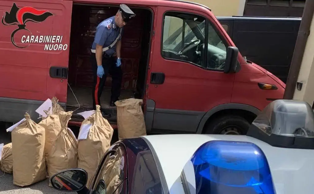Il furgone con i sacchi (foto carabinieri)