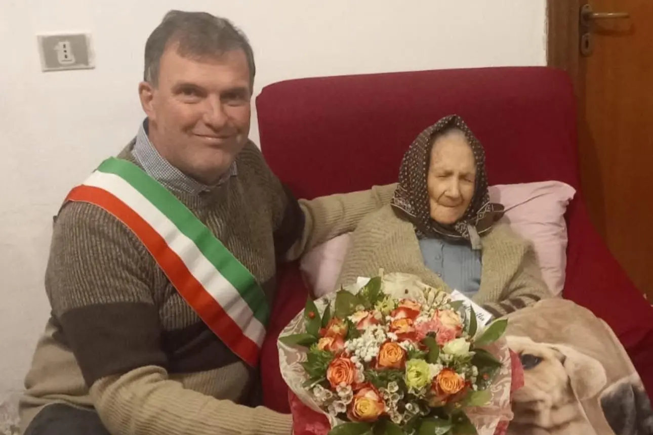 Il sindaco con la centenaria (Foto concessa)
